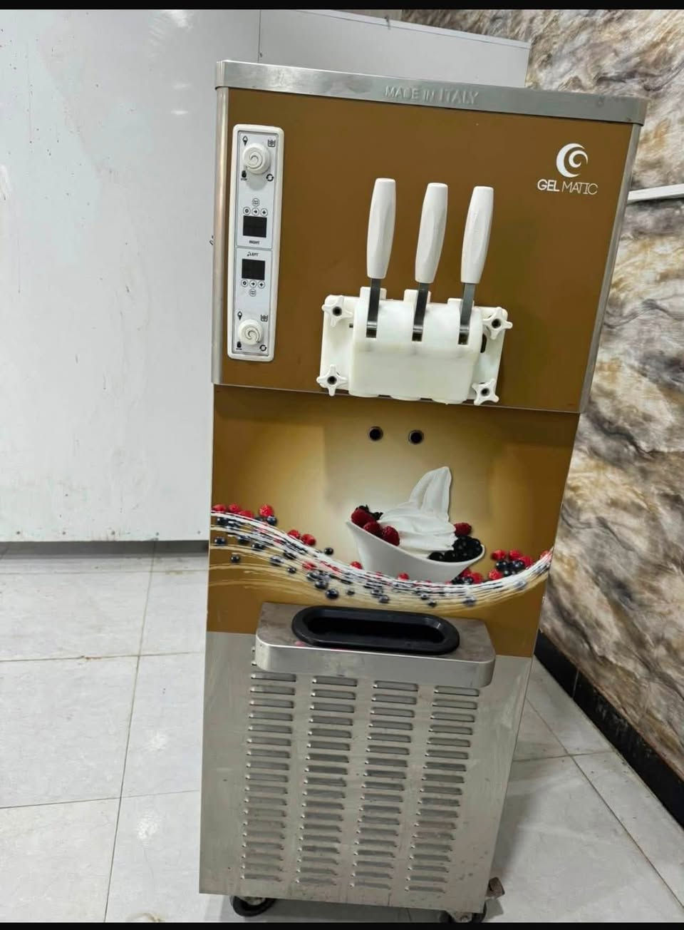 السلام عليكم اغراض مستعمل محل ايس كريم عنوان بصره للأتصال ع رقم  ***********
