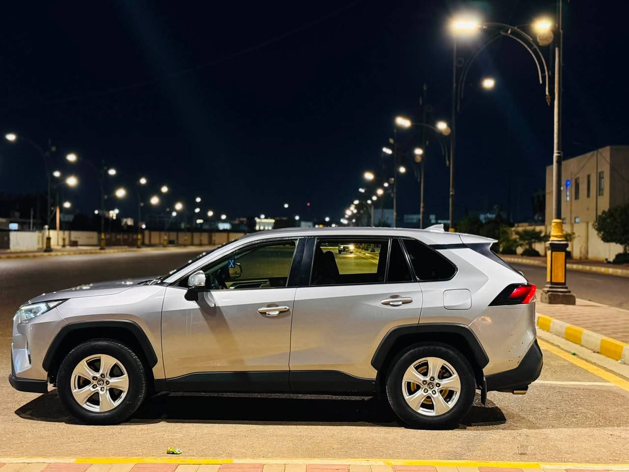 السلام عليكم
لــلــبــيــع تويوتا راف فور | TOYOTA RAV4 
سنة الصنع : 2020 
نوع الضرر : مكفولة كفالة عامة 
الـــوارد : خليجي 
حجم المحرك : V4–2500cc تنفس طبيعي
ناقل الحركة : اوتو 8 نمر 
الـــــســــعـــــر : 22.300$ وبيها مجال 
للأستفسار : ***********
