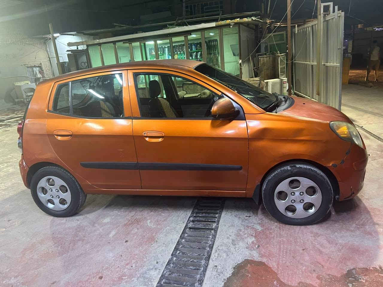 للبيع كيا بيكانتو (Kia Picanto)
الموديل: 2009
​اللون: برتقالي 
​العداد (الماشي): 177 كم
​الرقم: بغداد 
​المواصفات الداخلية: شاشة أندرويد حديثة، كير أوتوماتيك، ديكور نظيف، تبريد شغّال.
اقتصادية جداً بالبنزين ونظيفة.
توجد رصعات خفيفة  (واضحة بالصور/الفيديو)
السعر: 60
📍 المكان: بغداد / حي الجهاد
📞 للتواصل والاستفسار اتصل على الرقم : [ ***********  ]

