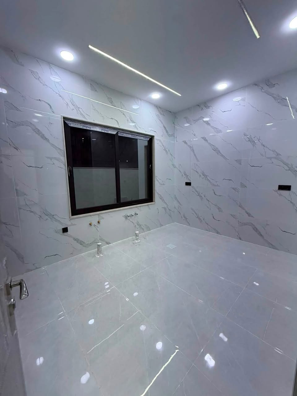 دار للبيع في حي الملايين الأولى قرب جامع الودود 
مساحة الدار١٥٨ واجهه  ١٢ خمس غرف نوم
الطابق الأول / غرفتين نوم مع هول ومطبخ وصحيات
الطابق الثاني / ثلاث غرف نوم مع صحيات
نظام البيت / دكتات سبالت نظام كاميرات
تسليم البيت فوري 
صنف الأرض / زراعي بستان ملك صرف 
للاستفسار/ ***********
***********
