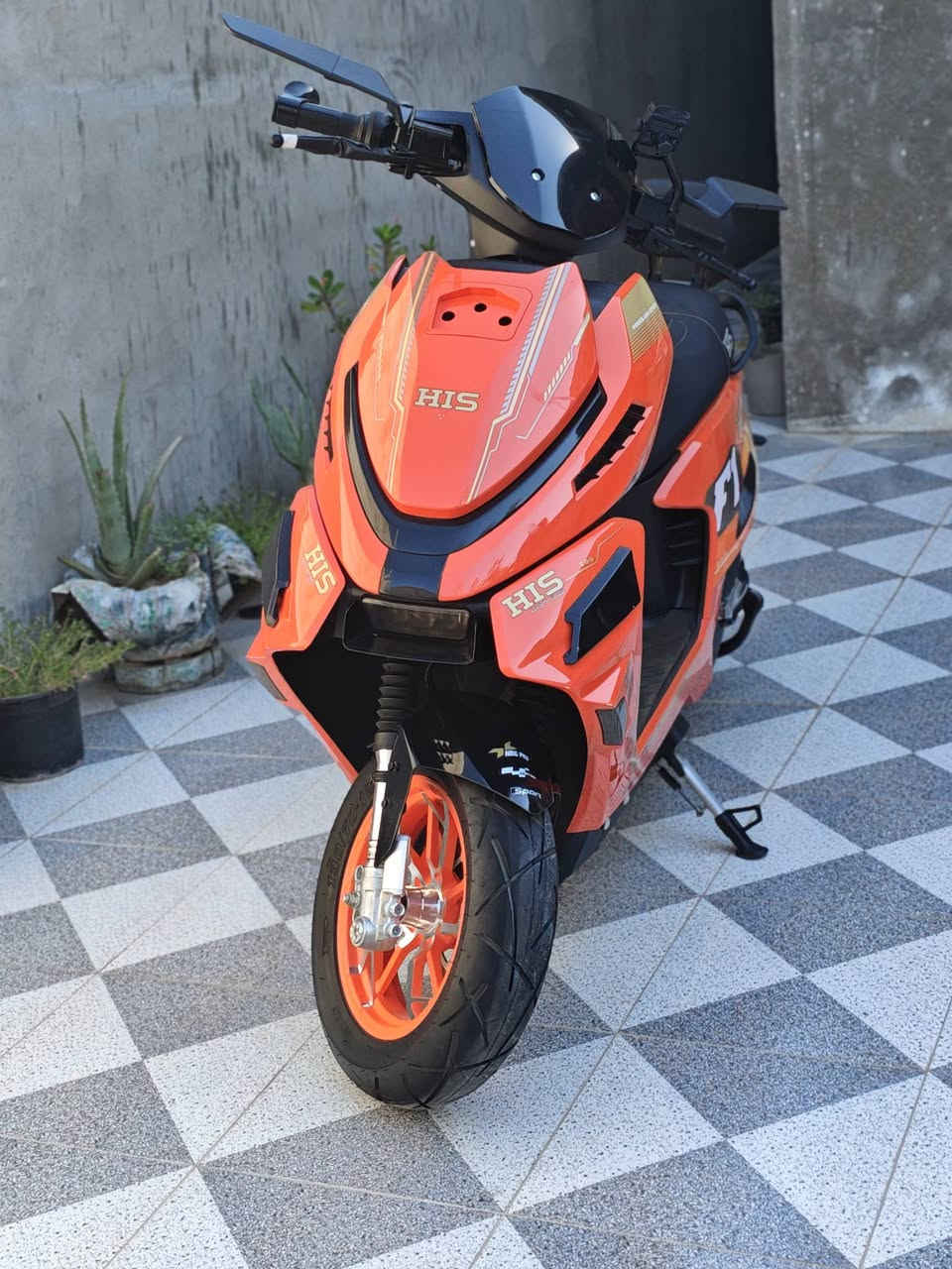 سلام عليكم من رخصت صاحب الكروب دراجه شحن F1 بطاريات 6 HlS ملف 3000 70 كيلو تمشي + دمام سرعه 90 حقيقي شلعه ومعدل المكان ديالى تقاطع القدس السعر 1250 أو مراوس ب تايكر أو نامه برو ***********
