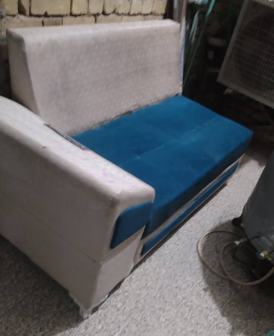 للبيع
ميز بلازمه +تلث قطع ديوان طول القطعه متر ونص.
***********
