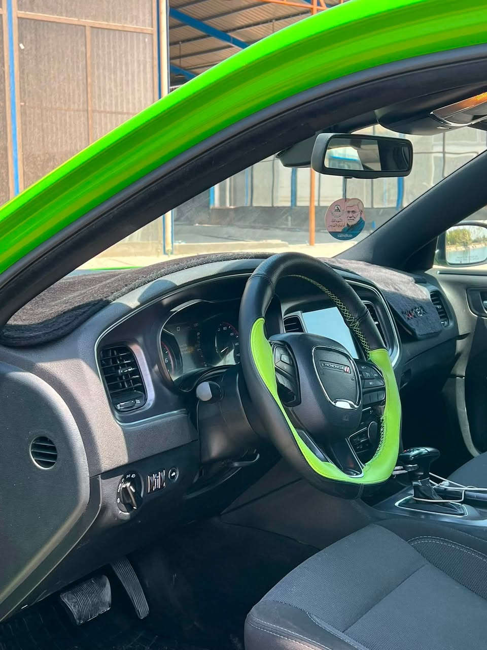السلام عليكم البيع جارجر SXT الون مميز السعر 193 او بيها مجال تفاحي🍏  بلادي مديل 2017اصل سيارة ماشية 73 جديدة كير محرك6V تو ويل  مكفول تخم تاير صدر جديد تبريد تدفئه رقم بغداد دولي بسمي داخله كلين صور الحادث بل منشور بل عراق باب خلفي صبغ بدون دواخل مكان السيارة بغداد ***********خاص مغلق 🔏
