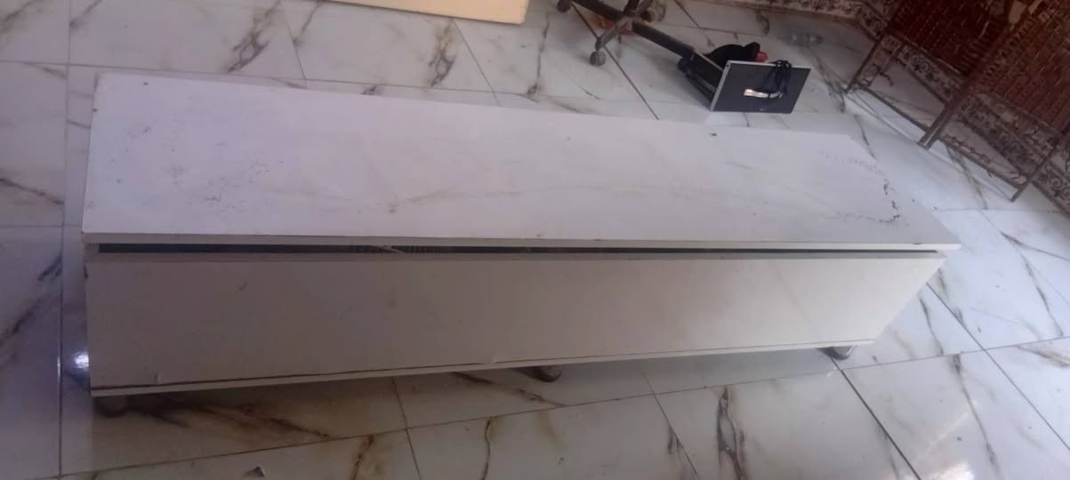 السلام عليكم
اغراض حلاقه للبيع 

مرايه عدد ٣ 
فاترينه عدد ٢ 
عربانه عدد ٢ 
قنفه ستراحه عدد ٢ ام المخزن 

سعرهن كلهن ٢٠٠ ما بيع مفرد ابيعهن شلع 

مكاني بغداد مدينه الصدر 

*********** اتصل وتدلل
