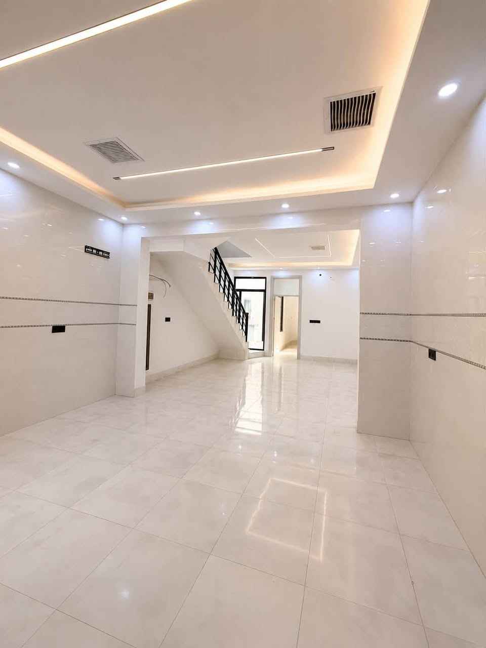 سعر 56 مليون فقط ✅بيت للبيع في ارقى مكان بشوراو 🏠✨

بيت طابقين بمساحة 100 متر، موقعه حلو بـ شوراو وقريب على الشارع العام.

البيت مرتب وجاهز للسكن، يحتوي على:

✅ كراج سيارة

✅ صالة معيشة

✅ مطبخ حار

✅مطبخ بارد

✅ غرفة نوم بالطابق الأرضي

✅ غرفتين بالطابق الثاني، وحدة منهن سويت

✅ 3 تواليت

✅ 2 حمام

بيت عائلي حلو، تصميمه حديث، إضاءته مرتبة، ومكانه قريب من الخدمات والشارع العام.

للمعاينة والاستفسار راسلونا على الخاص ✅*********** 📞 WhatsApp
