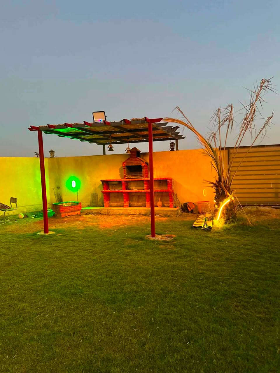 *📌 مزرعة (الريف) 🏝️
*متوفر موثقه في تطبيق اجرلي ✅
*✨ مميزات المزرعة:*
🔹 *مسبح كـبير* 🏊🏻 نظيف ومجهز للعوائل  
🔹 *2 غرف نوم + صالة كبيرة* مكيفة بالكامل 🏘️  
🔹 *مطبخ داخلي * مجهز للطبخ والشوي 🥘🍚  
🔹 *شواية سمك مع كافة ملحقاتها* 🍖🍗🍢  
🔹 *مراجيح وألعاب للأطفال* 🎡⛱️ آمنة وممتعة  
🔹 *منضدة تنس* 🏓  
🔹 *فيشة* 🕴🏻
🔹 *ريشه🏸🎾
🔹 *كره طائره🏀
🔹بليارد
🔹حديقه كبيره وخضراء
🔹 *كهرباء 24 ساعة* بدون انقطاع 🚨💡📺
🔹باربكيو مجهز لشوي كامل 🍢

*📍 الموقع:* بغداد - أبو غريب - قرب مركز شرطة عكركوف

*📞 للحجز والاستفسار:*
واتساب: ***********
