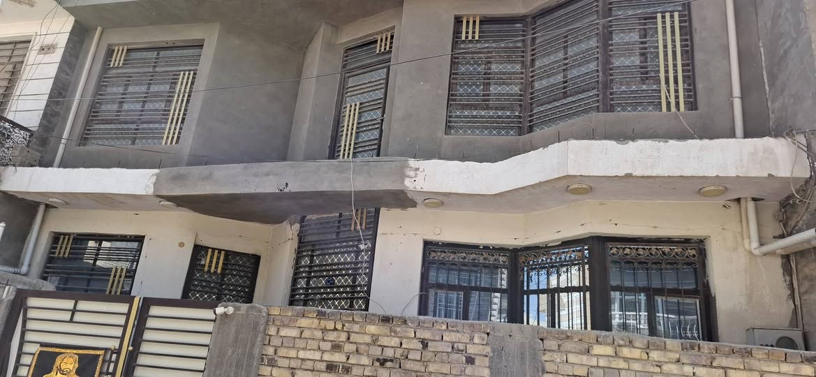 السلام عليكم ..بيت 100 متر موقع مميز على شارع 80 داخل فرع الخريطة حلوه طابقين غرفتين باالطابق الثاني غرفة واستقبال وصالة باالطابق الاول للتواصل والشراي فقط يتواصل ***********
