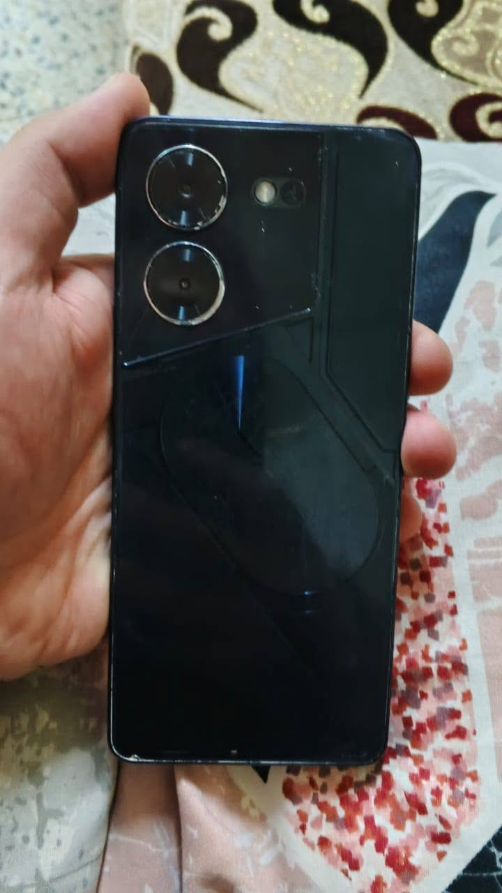 السلام عليكم جهاز للبيع :
TECNO POVA 5 Pro 5G 

• الشاشة: 6.78 إنش IPS LCD بدقة 2460×1080 FHD+، تردد 120Hz، ومعدل لمس يصل إلى 240Hz.
• المعالج: MediaTek Dimensity 6080 5G، تصنيع 6nm، ثماني النواة، بتردد يصل إلى 2.4GHz، مع معالج رسومي Mali-G57 MC2.
• الرام: 8GB RAM مع دعم MemFusion لزيادة الرام افتراضيًا.
• التخزين: 256GB، مع دعم microSD.
• النظام: Android 13 مع واجهة HiOS 13 عند الإطلاق.
• الشبكات: 2G / 3G / 4G LTE / 5G، ويدعم Dual SIM.
• الكاميرا الخلفية: 50MP رئيسية + كاميرا مساعدة للعمق/AI، مع فلاش LED.
• الكاميرا الأمامية: 16MP مع فلاش LED.
• تصوير الفيديو: يدعم تصوير الفيديو، لكن لا توجد كاميرا OIS ولا عدسة Telephoto أو Ultrawide حقيقية، ودعم 4K غير متوفر حسب المواصفات المتداولة.
• البطارية: 5000mAh.
• الشحن: شحن سريع 68W، يصل تقريبًا إلى 50% خلال 15 دقيقة و100% خلال حوالي 45 دقيقة حسب ظروف الاستخدام، ويدعم Reverse Charging بقدرة 10W.
• التبريد: نظام تبريد VC Liquid Cooling للمساعدة على تقليل الحرارة أثناء اللعب والاستخدام الثقيل.
• الألعاب: Panther Game Engine 3.0، شاشة 120Hz، لمس 240Hz، وجيروسكوب حقيقي.
• الصوت: Stereo Speakers، ويدعم Hi-Res Audio.
• منفذ السماعات: 3.5mm موجود.
• منفذ الشحن: USB Type-C مع دعم OTG.
• الاتصال: Wi-Fi ثنائي النطاق 2.4GHz و5GHz، Bluetooth 5.1، GPS، Galileo، BeiDou وGNSS.
• NFC: موجود في النسخ التي تدعمه حسب السوق.
• الحساسات: بصمة جانبية، Gyroscope، Accelerometer، Proximity Sensor، Ambient Light Sensor، Electronic Compass وNFC.
• البصمة: جانبية مدمجة بزر التشغيل.
• الإضاءة الخلفية: Arc Interface RGB، وهي إضاءة خلفية تفاعلية تتفاعل مع الإشعارات والمكالمات والشحن وبعض وظائف الهاتف، وتدعم عدة ألوان وتأثيرات.
• الأبعاد: 168.5 × 76.5 × 9mm تقريبًا.
• الوزن: حوالي 220g.
• الألوان: Dark Illusion وSilver Fantasy، مع توفر إصدارات خاصة في بعض الأسواق.
• التصميم: تصميم Gaming هندسي مع إضاءة RGB خلفية.
• مقاومة الماء والغبار: لا يوجد تصنيف IP68 معروف للجهاز، لذلك لا يُعتبر مقاومًا للماء.
• الشحن اللاسلكي: غير موجود.
• الشاشة AMOLED: غير موجودة؛ الشاشة IPS LCD.
• OIS: غير موجود.
• Ultrawide: لا توجد عدسة Ultrawide حقيقية.
• Telephoto: غير موجودة.
• أهم مميزاته: شاشة 120Hz، شحن سريع جدًا 68W، بطارية 5000mAh، 5G، Stereo Speakers، منفذ 3.5mm، NFC، Gyroscope، تبريد VC، Panther Game Engine، وإضاءة Arc Interface RGB.
• أبرز النواقص: الشاشة ليست AMOLED، السطوع متوسط، لا يوجد OIS، لا توجد كاميرا Ultrawide أو Telephoto، لا يوجد شحن لاسلكي، ولا يوجد IP68، والمعالج من الفئة المتوسطة وليس فئة Flagship.
• محتويات العلبة تختلف حسب الدولة والإصدار، لكنها عادةً تشمل الهاتف، الشاحن، كيبل USB، وقد يأتي معها جراب أو سماعات في بعض الأسواق.

 جهاز موجه بشكل أساسي للألعاب والاستخدام الثقيل، ويتميز بشاشة 120Hz، معالج Dimensity 6080 5G، رام 8GB، تخزين256GB، بطارية 5000mAh، شحن سريع 68W، تبريد VC، Stereo Speakers، Gyroscope، NFC، منفذ 3.5mm
 وإضاءة RGB خلفية Arc Interface. شغالة 

 الجهاز نظيف كلش واستعمال العاب حصرا الضهر  بيه اوساخ فقط ما مخدوش 
الجهاز كلش نظيف عدا الشكل الخارجي وميأثر بشي عليه يتبدل شاصي وضهر ب10 تقريبا وميأثر شي على الجهاز وادائه 
موجود كارتونه 
السعر 270 
رقم للتواصل  ***********
