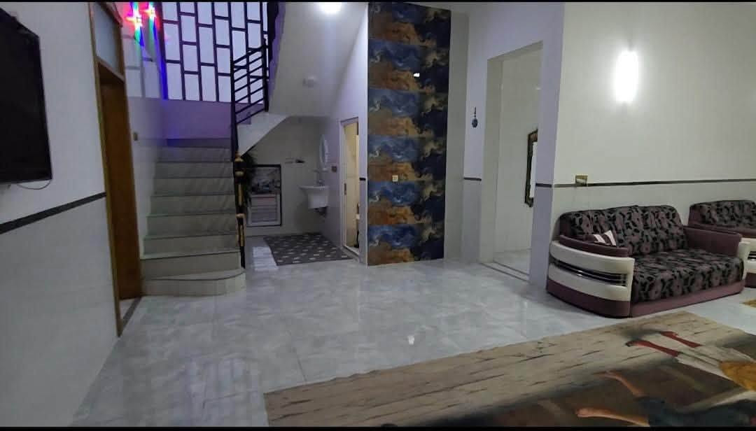 قطعة ارض ٤٢٠ متر 
سند ٢٥ بسم المشتري
تحتوي بيتين ثنينهن طابقين
الاول١١٥ متر والثاني ٢٥٠ متر 
بناء حديث 
جميع الخدمات متوفره 
عنوانه شارع المطابخ يبعد عن شارع السيدة زينب الكبرى ٦٠٠ متر 

سعره٣٣٠ مليون وبي مجال للشراي 
بناء بلوك

البيت الاول ٢٥٠ متر
الطابق الاول ٣ غرف ثنين سويت
ومطبخ و صاله و استقبال وحمام داخلي 
والطابق الثاني حمام وغرفه كلش  جبيره وغرفه تعتبر مخزن ومكتبة صغيره

البيت الثاني  مساحة ١١٥
الطابق الاول استقبال وصاله مفتوحة ع المطبخ وحمام
الطابق الثاني 
غرفتين وحدة منهن سويت وصاله
للاستفسار
***********
