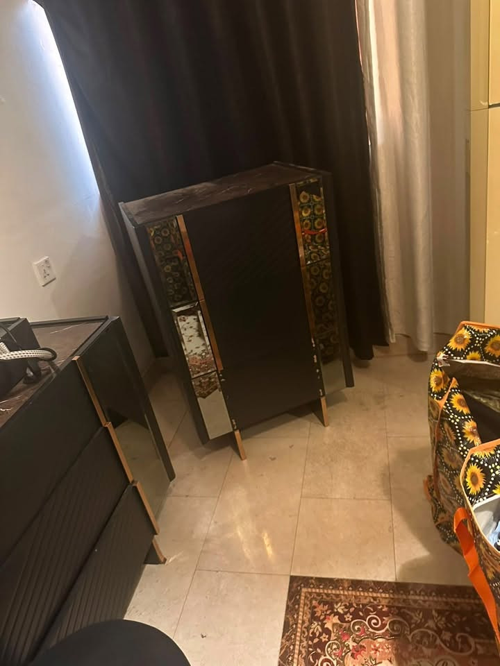 السلام عليكم عندي هاي الغرفة نظيفه وثكيلة اي كسر مابيها اريد أبيعها. ب ٥٠٠ مكاني الدورة حي الصحة 

***********
