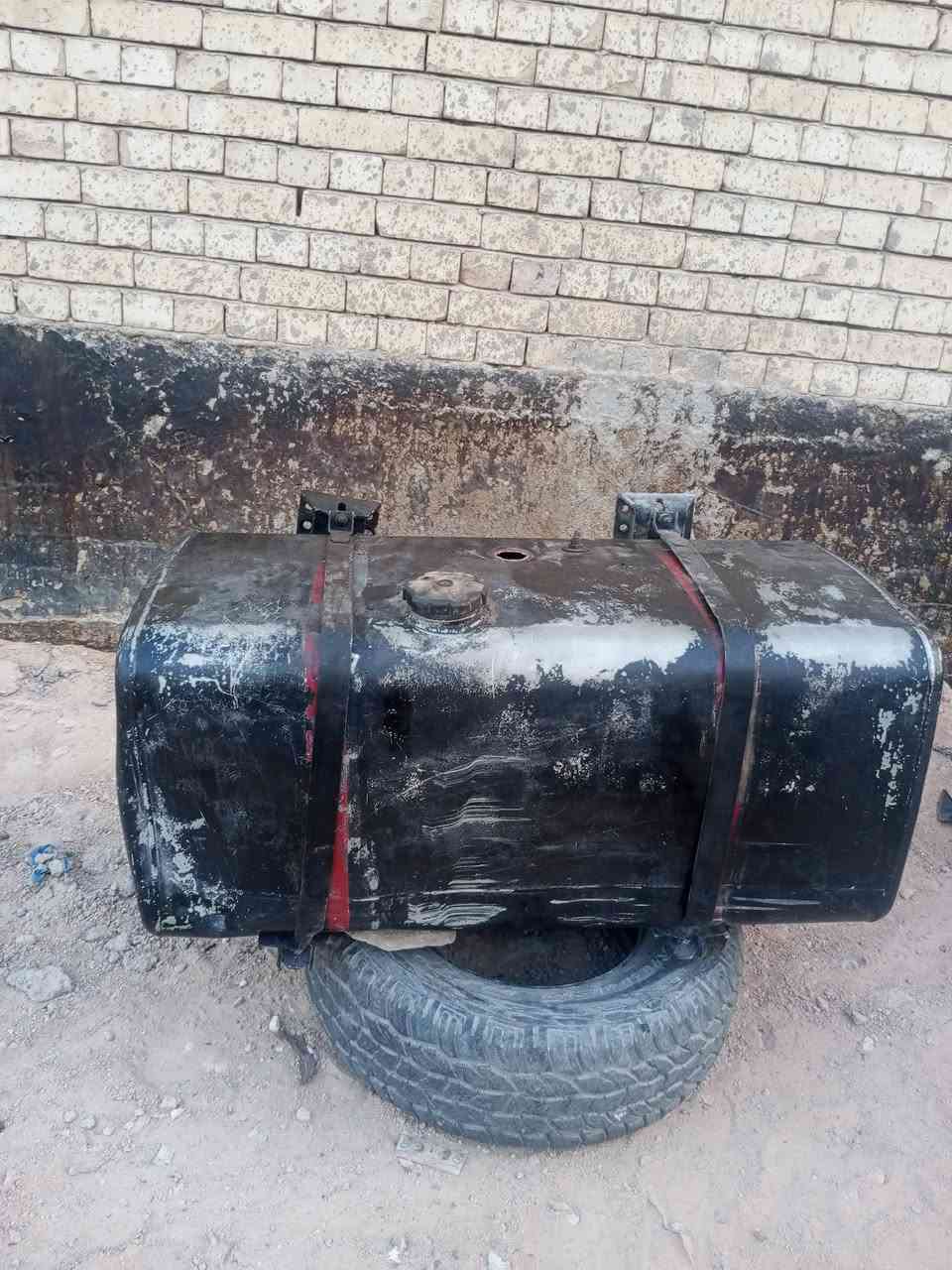 تانكيات العدد 2 واحد فافون ابو400 سعر 250 وبيه مجال 
وثاني حديد ابو600 سعر 225 وبيه مجال 
مكاني بالنجف الاستفسار ***********
