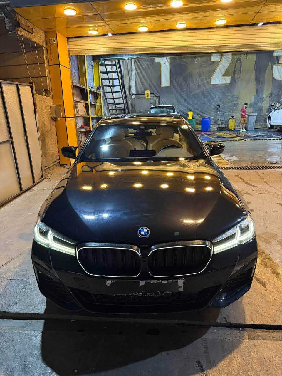 BMW530e
موديل 2022 
هايبرد بلكن هايبرد 
 اللون اسود
وارد امريكي بدون ايرباك قطعتين صبغ 

مواصفات:
محرك ٢٠٠٠ توربو
٣ وضعيات قياده (سبورت- هايبرد -كهرباء)
داخل اوف وايت 
ماوس تحكم
فتحة سقف
جنطه كهرباء
حساسات امامي خلفي
رادار استشعار المركبات من الامام
تدفئة كراسي
تحديد مسار
شفتات ستيرن
مري كهرباء 
كراسي جلد وكهرباء
ميموري خزن وضع سائق
مسويلها صيانة عامه (سيرفس كامل )
ومسويلها حمام وبولش
سياره مابيهه نقص صفر مسج
رقم جديد هزه جديدة 
السيارة كاملة والكمال لله 
ماشيه 56 الف مايل 
سعر ٢٩٠ وبيها مجال بسيط 
مكانها  الاعظمية
تواصل ***********
