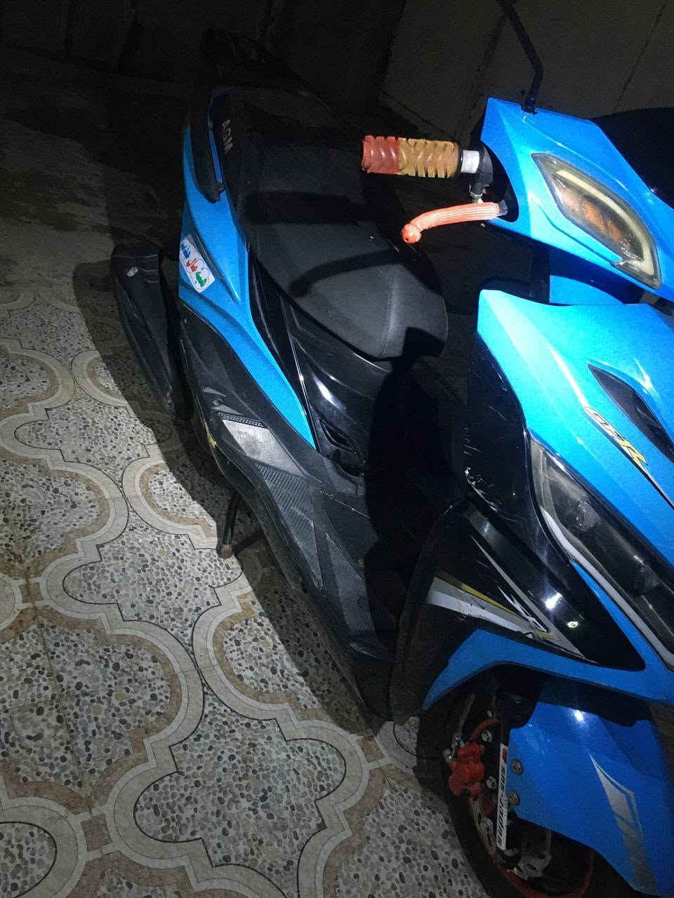 السلام عليكم شباب عندي دراجة بومة دراجة كلشي شغال بيها دراجة نضيفة كهربايات كلها شغالة مكان ديالى السعر ب 200وبيها مجال التواصل علا هاذة الرقم ***********
