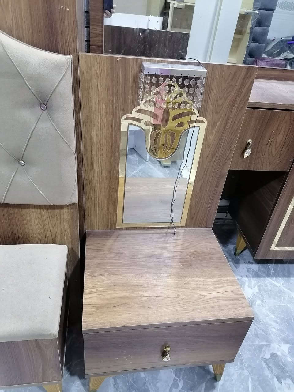 عندي غرفة تركي ٨ قطع موديل حديث نظافتها ٩٥٪ ابواب السعر ٥٥٠الف مع نقل وتركيب للتواصل هذا رقمي ***********
