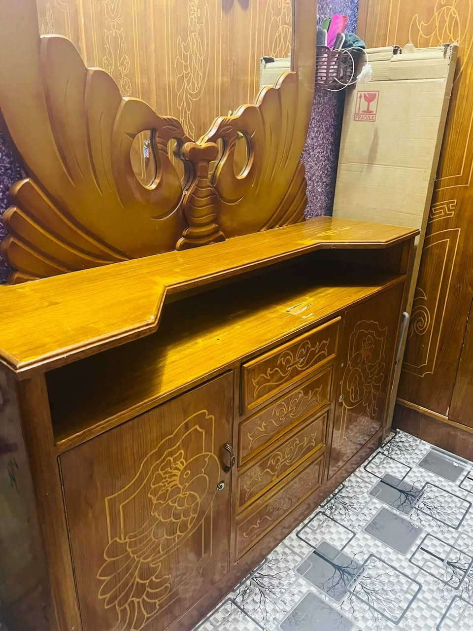 غرفه أخشاب جربايه+تاج جربايه+ميز مرايه+زاويه+كومديات ثنين
نجاره قويه بدون كنتور وسعرها خاص 
او الاتصال ع رقم  ***********
