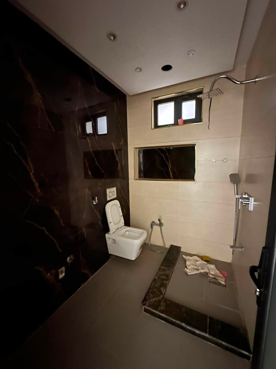 🏡 للإيجار في السيدية #VIP
✨ دار مودرن – تشطيب درجة أولى

📐 المساحة: 150 متر
🛏️ 4 غرف نوم
🛋️ صالة واسعة
🍽️ مطبخ
🚿 خدمات
🚗 كراج
🚪 مدخلان

📍 الموقع: السيدية – شارع الخيزران

💰 الإيجار: 2,000,000 دينار شهريًا
📅 الدفع: مقدّم 6 أشهر

للاستفسار والحجز، راسلنا على الخاص أو اتصل بنا.

***********
