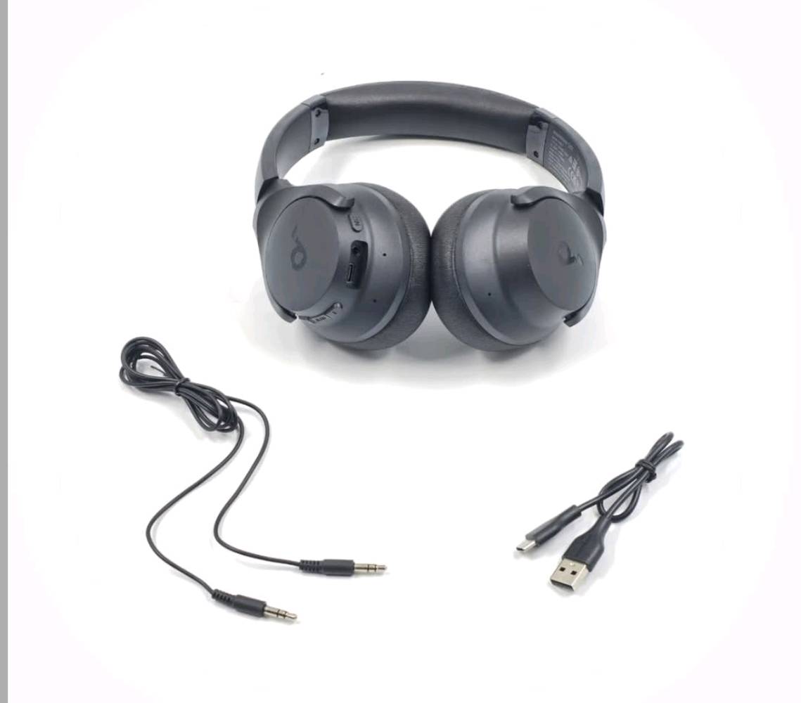 1- الاداء الصوتي.

توفر سماعات الرأس Soundcore Q20i متعة صوتية بميزة تعزيز صوت الجهير بفضل محركات الصوت من التيتانيوم بحجم 40 مم والتي تعمل بانسجام مع تقنية BassUp وهي خوارزمية تعزيز الجهير ، وتقدم صوت عالي الدقة يصل إلى 40 كيلو هرتز لتقديم تجربة استماع غنية. تضمن سماعة الرأس المعتمدة بشعار Hi-Res Audio بانتاج صوتًا واضحًا وغنيا بالتفاصيل.

2- الغاء الضوضاء النشط (ANC).

تتميز سماعات الرأس Soundcore Q20i بتقنية ANC الهجينة التي تقلل الضوضاء بما يصل إلى 35 ديسيبل ، يؤدي هذا إلى تضخيم تجربة الاستماع إلى الموسيقى الخاصة بك مع التخلص من الضوضاء غير المرغوب فيها.

)3. Transpareny  ضع الشفافية

قم بالتبديل إلى وضع الشفافية للتواصل مع البيئة المحيطة بك دون إزالة سماعات الرأس القابلة للطي التي تعمل على إلغاء الضوضاء ، إذا كنت تريد بعض الهدوء، يمكنك التبديل بسهولة بين إلغاء الضوضاء والوضع العادي أيضًا.

4- عمر بطارية طويل يصل إلى 40 ساعة.

مع عمر بطارية يصل إلى 40 ساعة مع تشغيل ميزة إلغاء الضوضاء النشطة (ANC) و 60 ساعة في الوضع العادي، يمكنك التنقل بسلام دون التفكير في إعادة الشحن. شحن سريع لمدة 5 دقائق للحصول على 4 ساعات إضافية من

وقت التشغيل.

5.اتصالات مزدوجة.

يمكنك الاتصال بجهازين في وقت واحد باستخدام 5.0 Bluetooth والتبديل بينهما على الفور. سواء كنت تعمل على الكمبيوتر المحمول الخاص بك، أو كنت بحاجة إلى إجراء مكالمة هاتفية، فسيتم تشغيل الصوت تلقائيا من الجهاز الذي تريد الاستماع إليه.

-6 مكالمات هاتفية أكثر وضوحًا.

تم تجهيز سماعات الرأس Soundcore Q20i بتقنية NC للمكالمات الصوتية

وتمكنك من إجراء محادثات طبيعية سلسة وكاملة.

-7- تطبيق Soundcore

يمكنك تخصيص تجربة الاستماع الخاصة بك في تطبيق soundcore باستخدام موازن صوت قابل للتخصيص وضوضاء بيضاء للاسترخاء وغير ذلك

الكثير.

. ا8حافظ على التحكم مع أزرار سهلة الاستخدام.

تساعد مجموعة مختارة من الأزرار سهلة الاستخدام في التحكم في سماعات الرأس، مما يعني أنه يمكنك تشغيل مساراتك أو إيقافها أو تخطيها وضبط مستوى الصوت، وكل ذلك بضغطة واحدة من إصبعك.