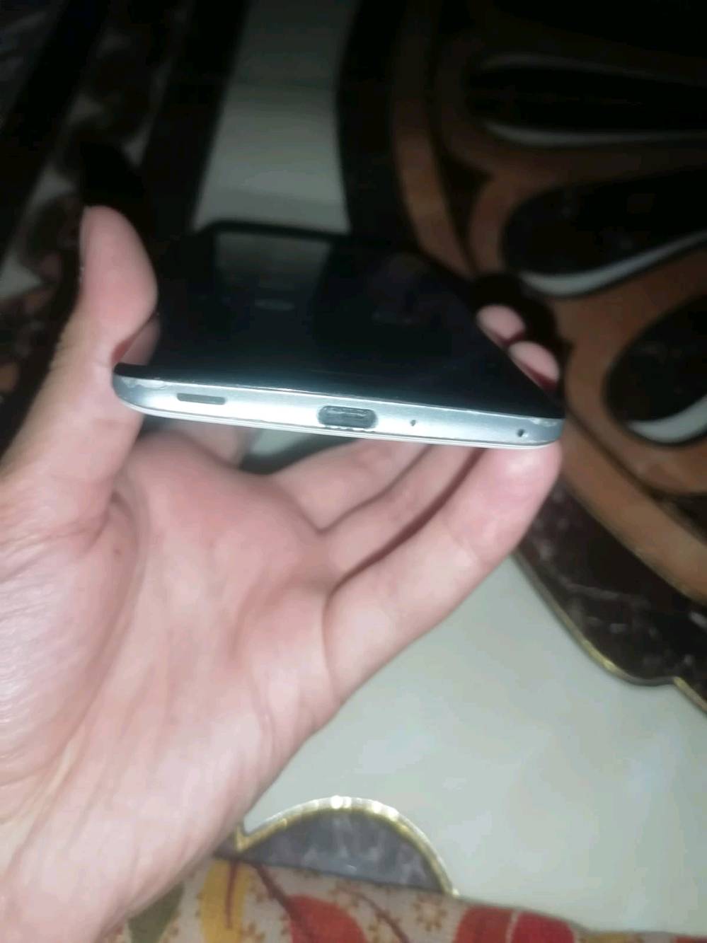 هاتف شارب زيرو تو الياباني 
ملك السلاسه وا الالعاب ب270 الف فقط الجهاز مكفول من كلشي 
الشاشة: OLED بحجم 6.4 إنش، وبتردد خيالي 240Hz (سلسة جداً للجمينج).
المعالج: Snapdragon 855 (أداء قوي وسريع).
الذاكرة والرام: 256 جيجابايت ذاكرة / 8 جيجابايت رام.
الوزن: خفيف جداً (141 غرام فقط).
الكاميرا: خلفية مزدوجة 12.2 + 20 ميجابكسل / أمامية 8 ميجابكسل.
البطارية: 3130 مللي أمبير مع شحن سريع.
إضافات: بصمة بالشاشة، مقاوم للماء والغبار (IP68)، وسماعات ستيريو.