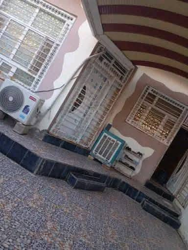 للبيع مساحه (١٥٠ ) واجه (٧٥٠) ونزال (٢٠) تقاطع القدس مجاور مستشفى اورام قريب على شارع العام بناء حديث كامل من كل شي بس حول غراضك خدمات موجوده فقط تبليط متكون من غرفه نوم وصحيات ومطبخ وصاله واستقبال وكراج سياره ومناور طابو  زراعي  ومعاملته كامله  ***********
