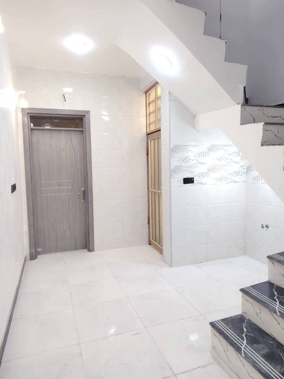 🏡دار للبيع🏡
المساحة: 60 متر مربع

✅ #طابو_زراعي_سند_25_أقرار_محكمه

السعر: 20 مليون  (مع المجال)

الموقع: النجف شارع الصب عمود 317 

مواصفات البناء:

غرفة/ صالة معزولة/مطبخ معزول/ صحيات خارجية مكشوفة

بناء مرتب (أساس + سقف كونكريت + طابوك)

أرضية بورسلين أبو الـ 60

الخدمات:#بعد_عن_سوق_100م

ماء كهرباء مدارس سوق تبليط مولد

للاستفسار والاتصال:

***********

