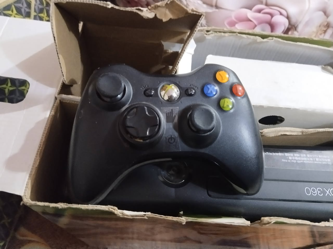 سلام عليكم  مكلف بالنشر
Xbox 360 اخو جديد شرط شخط ماابي حته لزككات مال شركه بعددهن ويا ٧٥ قرص كلهن شغالات+داخل هارد. ٥٠ لعبه
سعر ١٤٠ وبي مجال
