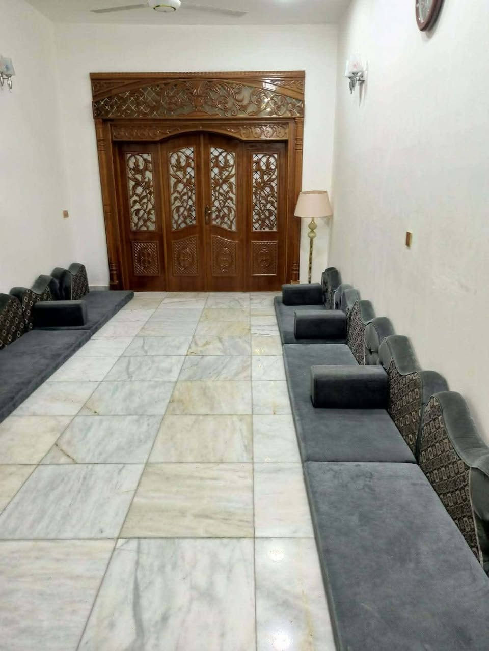 #دارللبيع_او_مراوس
🛑جنس العقار: طابو زراعي  مكمل معاملة التطويب ومسجل بلديه 
🛑 الموقع: حي التقيه ٣ قرب الكراج القديم 
🛑المساحة:  300m ...
🛑كونكريت مسلح طابقين بناء طابوق 
 🛑غرف نوم عدد 4
 🛑مطبخ ١
🛑صالة عدد ٢ 
🛑صحيات  عدد ٦ داخل وخارج مع سويت 
🛑استقبال عدد ٢ 
🛑حديقة 
🛑طارمه واسعه 
🛑يقع علا شارع عرضه 40م
---------------------
مشموله  كافة الخدمات 
بيع أو مراوس والاستفسار 
--------------‐------ 

وسعره جدا مناسب  ✔️
ــــــــــــــــــــــــــــ
#متابعة__الصفحه_ليصلكم_كل_ماهو_جديد🛑
#نستقبل_جميع_عروضكم
--------------------
للتواصل الاتصال على الرقم 
***********
اوزيارة مكتبنا
 مكتب حيدر الطيار للعقار والمقاولات العامة  
الجزائر -شارع المطاعم -مقابل مدرسة حمورابي
--------------------------
