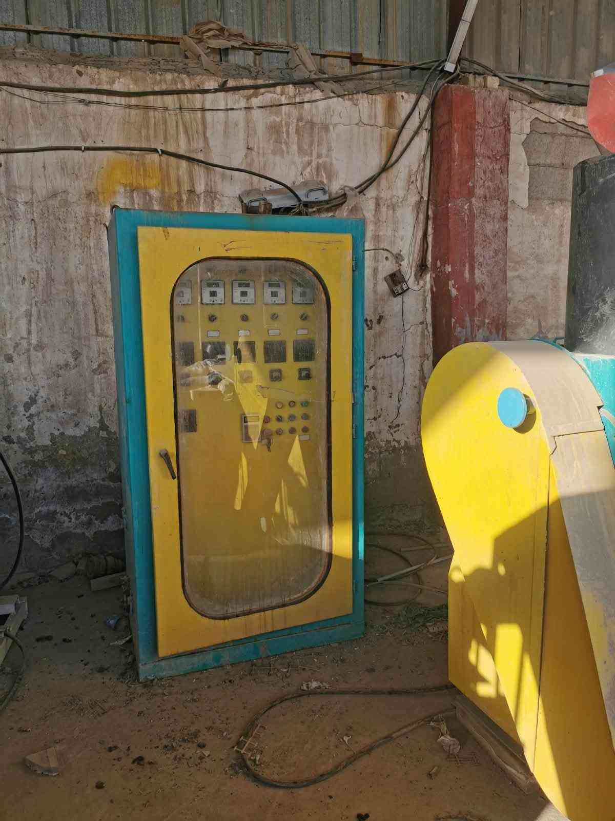 السلام عليكم
مكينه صونده رش كامل ماحقاته وشغاله 
مكينه صغير  تشتغل بولي اثلين وبي في سي 
ثرامه حجم كبير 
خلاط ومجفف مواد 100 ك 
مكينة بوري كهرباء ايطالي فقط برينه وكير بوكس موجود 
للتواصل *********** واتساب 
بغداد

نص مكتوب في الصور:
- للبيع مكينة خرطوم مياه جاهز للعمل إنتاج عالي .. أداء ممتاز .. استثمار مربح مناسبة لإنتاج خرطوم المياه بمختلف الأحجام محرك قوي وعالي الكفاءة إنتاجية عالية وثابتة تصميم متين وطويل العمر سهل التشغيل والصيانة موفر للطاقة تفاصيل الآلة منظر جانبي منظر خلفي آلة جاهزة للعمل فوراً جميع الأجزاء بحالة ممتازة موقع مناسب وسهل النقل للاستفسار والشراء
- للبيع مكبس وخلاط البلاستيك كامل ومنظف وجاهز للعمل قوة وكفاءة عالية مناسب لإعادة تدوير البلاستيك إنتاجية ممتازة هيكل قوي ومتين جاهز للعمل مباشرة مناسب ل : مصانع اعادة التدوير تكسير البلاستيك إنتاج حبيبات البلاستيك المشاريع الصغيرة والمتوسطة سهل النقل والتركيب إمكانية التجربة قبل الشراء كامل الملحقات حالة جيدة ومستعمل نظيف