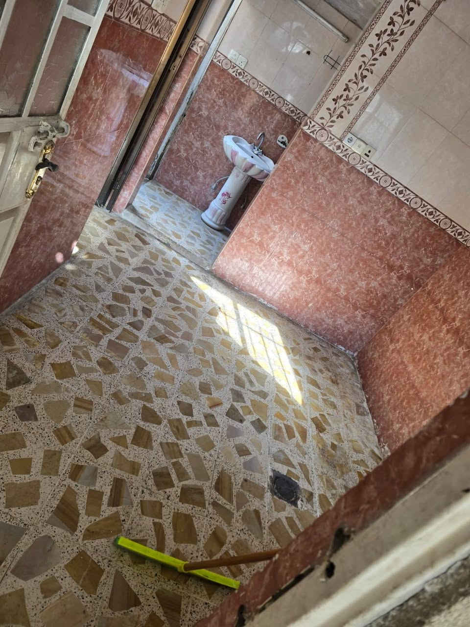 دار الايجار بيت طابق ارضي حي سومر مقابل السوق المساحه 100 متر مربى السعر الايجار 250
غرفه وهول استقبال مشتملات مربى مطبخ 
***********
***********
