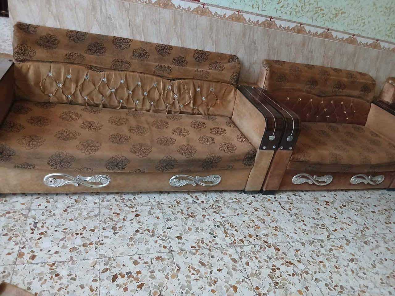 تخم مستعمل للبيع 3 قنفات و4 كراسي يحتاج دوشمة فقط قيم باليرضي الله واخذة تواصل خاص او عالرقم ***********
