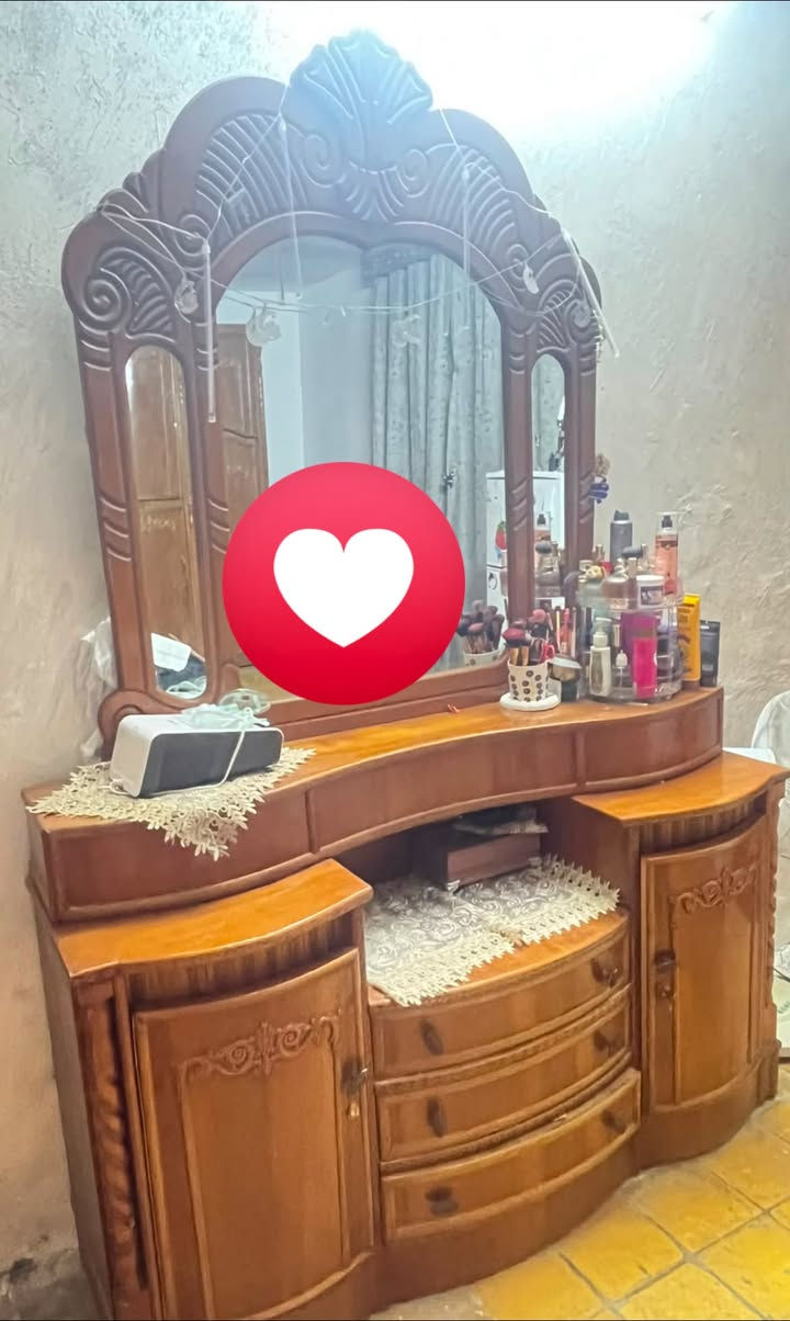 غرفة نوم صاج مستخدمة السعر ٨٥٠ وبيه مجال بسيط للتواصل *********** واتساب 
العنوان الشعب شارع الصحه  بس شراي يدخل خاص

