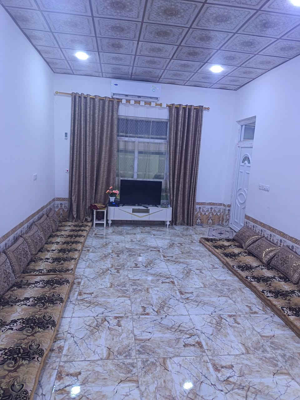 بيت للبيع مساحة 300 م منطقة الصيادة الجديدة قرب المقر العام لحزب تقدم المنطقة مكتملة  الخدمات من ناحية صب الشوارع والمجاري وماء الشرب والبيت كما موضح بالصور
السعر 92 مليون وبيه مجال 
رقم الهاتف ***********
