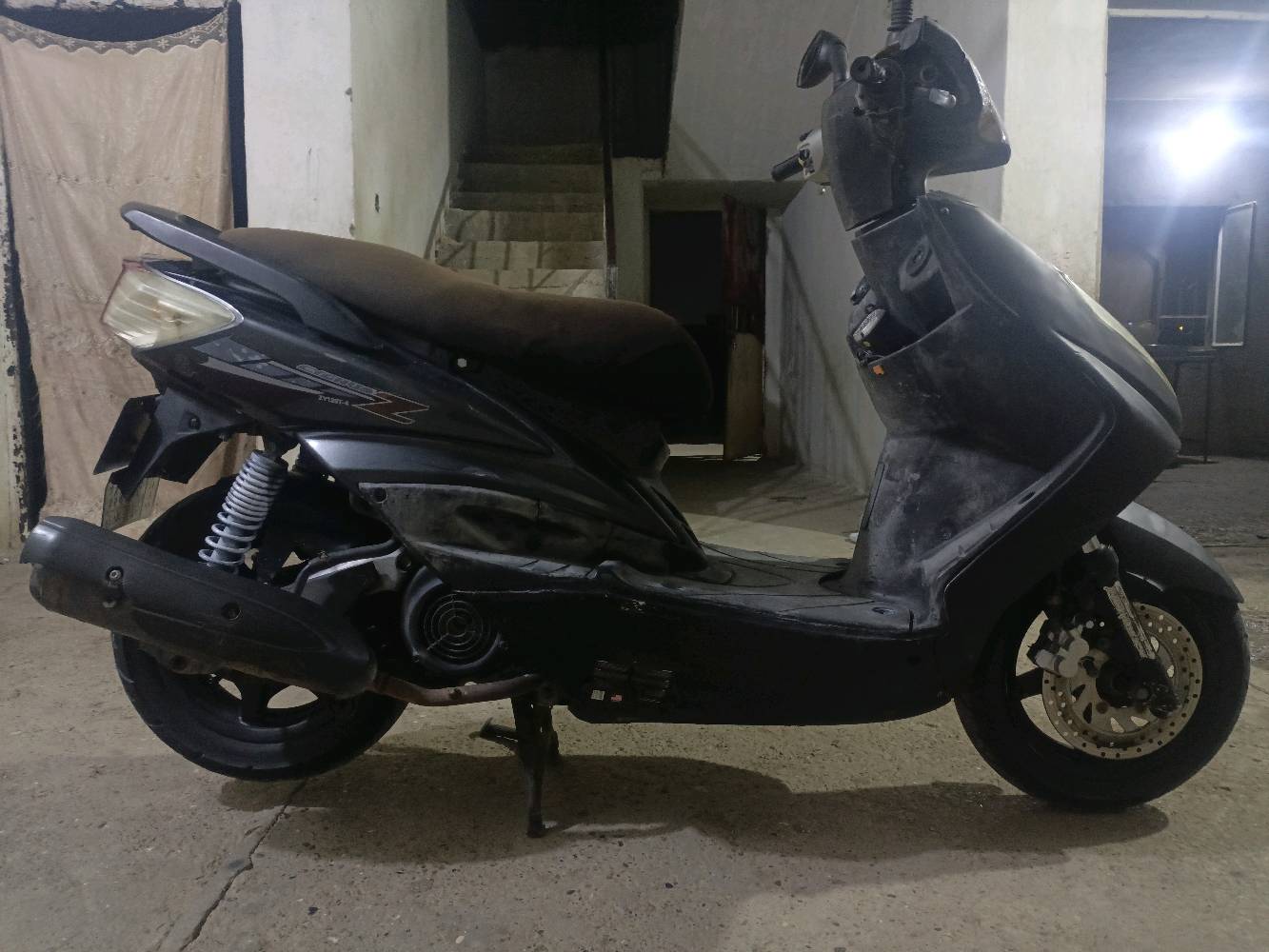 سكنس فحل ياباني نوزل خطين قبق نفخ
سبب البيع أريد اغيرها 
سرعة 140K/M - 125cا 
اي صوت اي نضوح ماكو ولا اي تنفيس خير من الله مكينة  . صارلها سنة بشارع 
نسبة نظافة الكفرات 85 %
كهربائيات كلها شغالة 
سلف وهندر ربع نگرة ✅
أم بي ثري أغاني صوت عالي يخبل 
بگلايت رماش - سكن أزرق 
منفيست أصلي ✅
السعر 620 الف وبيها مجال للشراي 
مكاني بغداد تقاطع النهروان شارع السايد الواحد 
للستفسار/ ***********