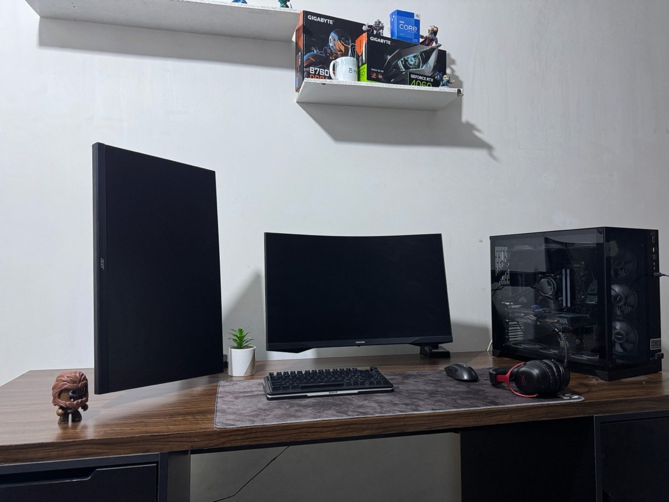 شراي ؟ تعال خاص وبيها مجال ***********
🔥 PC Gaming كامل للبيع — مواصفات قوية

🖥️ الشاشات:

•  Samsung 27” Curved — 2K 1440p — 165Hz(250,000)
•  Acer 27” — FHD 1080p — 165Hz(150,000)
•  عدد 2 Stand للشاشات(80,000)

🖥️ مواصفات الـPC: 1,600,000

•  CPU: Intel Core i5-13600K
•  Motherboard: B760 Gaming
•  GPU: RTX 4060 8GB — Triple Fan
•  RAM: XPG DDR4 — 32GB (2×16GB) — 3600MHz — CL18
•  SSD: MSI Spatium M480 Pro — 2TB — 7000/7000 MB/s
•  HDD: 2TB

عاكسة فاربر 1500VA جديد استخدام شهرين بس (260,000)
بطارية فاربر 65A 
(160,000)
UPS online 1kva استخدام شهرين
(180,000)

📌 الحالة: جميع القطع مستعملة ونظيفة، والتجميعة بحالة ممتازة. مع جميع العلب