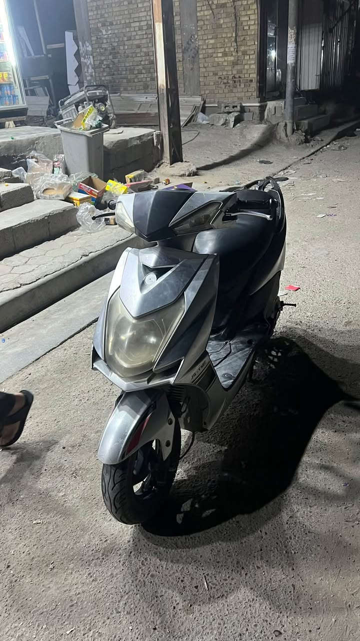 سكنس X 2019
دراجة حلوة نظيفة مابيها نقص غير الهورن شغال بس ربط 
محرك بلادي ماملعوب بيه بس مبدل سلف رياضي وباتري جديد 
دراجة متروكة ابيعها بترابها مكفولة من كلشي لابيها صوت ولا تبخير ولاتنقيص شلعه ومعدل زينات يعني حلوة لان كلجات بلاديه 

السعر 550 
***********
مكاني بغداد الوشاش 

الدراجة كل عيب مابيها تجي تفحص النقص الوحيد هو الهورن شغال بس ربط ب
