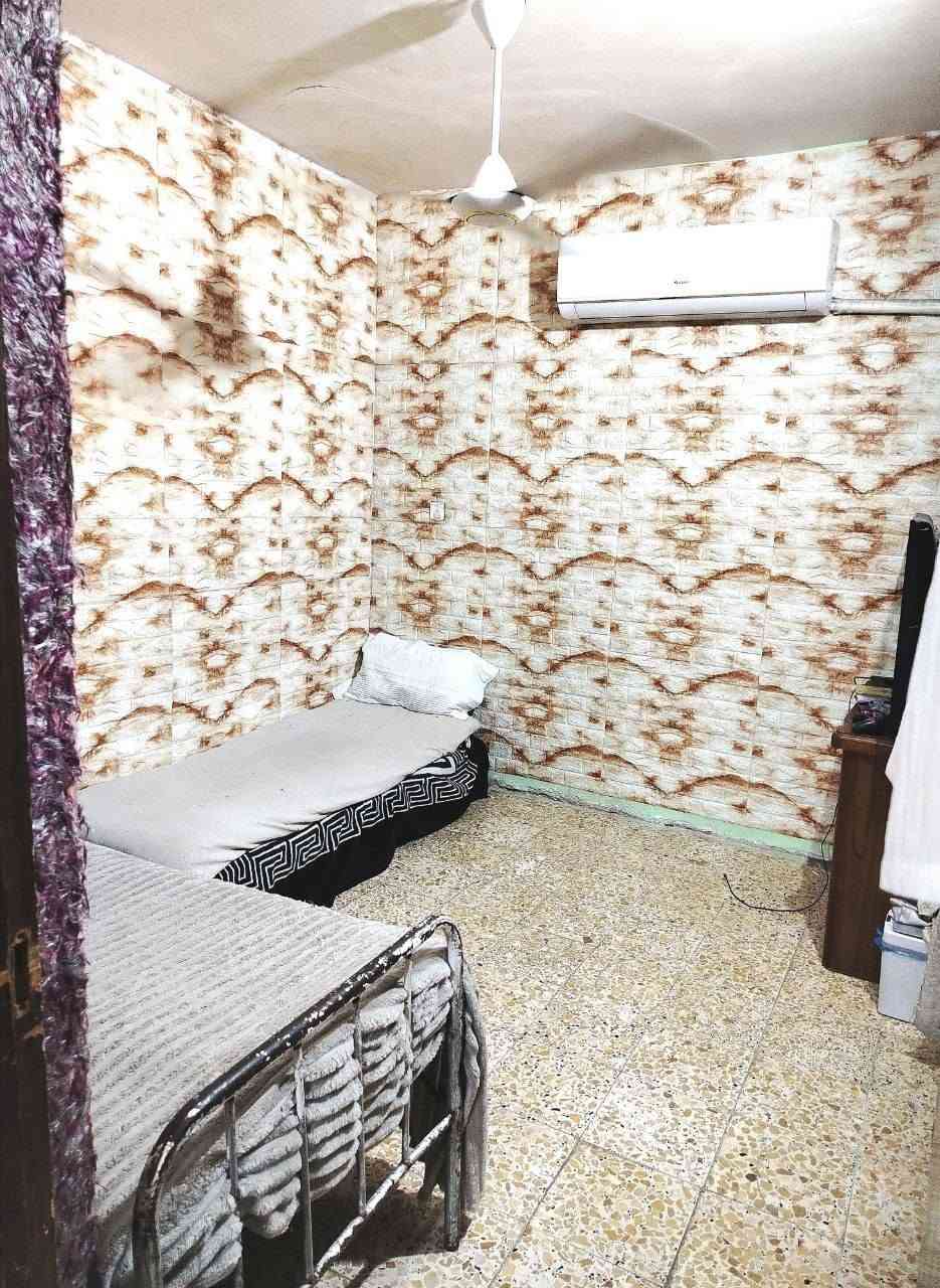 أي استفسار على الرقم ***********
للبيع.... للبيع
بيت طابو صرف مساحتة ٦٥ متر طابقين ونص في منطقة بغداد الشعب قرب محطة سما بغداد
على شارع السايدين 
موقع مميز  متوفر امام البيت مدارس ثانوية.ومتوسطة. وابتدائية ومستوصف قريب على البيت ويتوفر فيه 
استقبال 
هول
مطبخ حار وبارد
وحمام 
الطابق الاول 
٢غرفة مع حمام مع صالة
الطابق الثاني١ غرفة مع صالة مع سطح
***********
