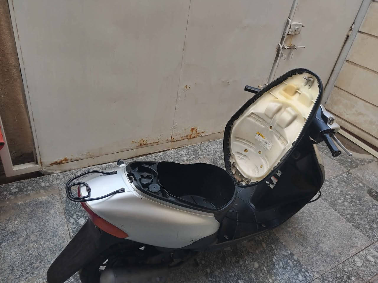سلام عليكم لبيع دراجه SUZUKI أوراق بأسمي سلف لايت شغال سعره 275 مكاني ميسان للأتصال:*********** عمارة, ميسان
