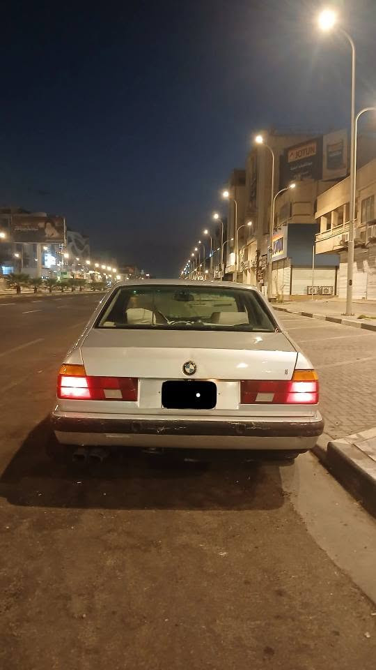 السلام عليكم سياره bmw 1991 730 
مكينه 35 مفتوح السياره  مصبوغه عام جماليه بدون ضربه مكينه كير حداده تبريد كله جاهز غرفه جديده دبل جام دبل جكمجه يحتاج الها واحد يرتبها السياره بيها بعض الملاحضات   سنويه منتهيه رقم بغداد شرط التحويل سعرها 45وبيها مجال حك جيتك او مراوس 
***********
*********** البصرة, العراق
