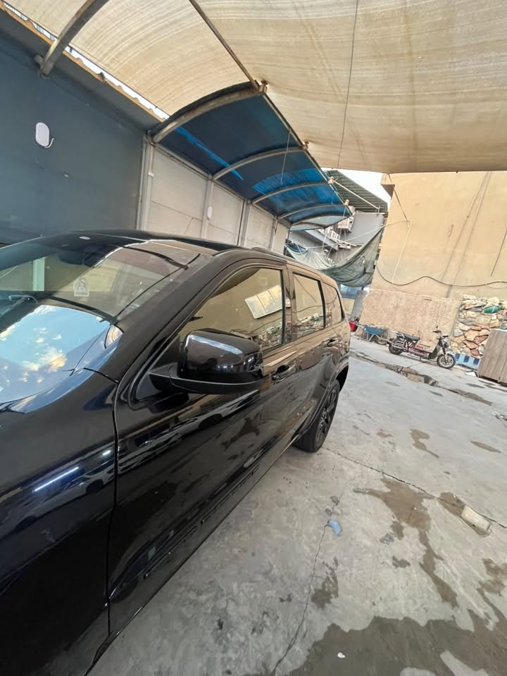 السلام عليكم جيب 2022بلاك توب لمتدد فول مواصفات السعر 2500$***********سياره جديده بيها ٢ قطه فقط بجم كبس  الباقي كله مكفول محرك 3600 مكفول هوه والكير مواصفات / فتحه سقف / كشنات جلد + كهرباء / جنطه كهرباء / شاشه جبيره / بصمه تشغيل + بصمه ابواب / توقف ذاتي / ماوس وضعيات قياده / سياره جديده ماشيه 30 mi فقط 
سياره حيل نظيفه مكان سياره بغداد
