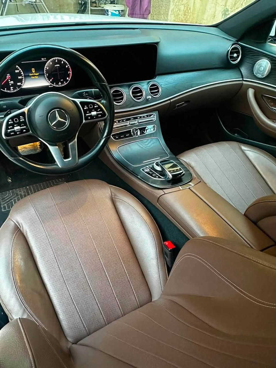 **مرسيدس بنز E-Class AMG**
*Night Edition — AMG Kit*

━━━━━━━━━━━━━━━━━━━━

| الفئة | E 350 AMG |

| الموديل | 2020 |

| الممشى | 41 ألف ميل فقط |

| نظام الدفع | خلفي (غير فورمات) |

| المصدر | وارد أمريكي |

| حالة السند | كلين تايتل |

| النظافة | 100%

| اللون | أبيض

━━━━━━━━━━━━━━━━━━━━

المواصفات

- بانوراما زجاجية على طول السقف

- دشبول شاشة قطعة واحدة غير منفصلة

- شاشة أمامية رقمية بثلاث ثيمات قابلة للتغيير

-دشبول  مطعّم بصاج ملكي

- رادار أمامي بتوقف ذاتي مع تحذير مثلث أحمر

- رادار خلفي مزود بنظام Auto Stop

- نظام Auto Park للبحث التلقائي عن موقف

- إطفاء المحرك الذاتي (ECO) عند الازدحام

- نظام Auto Hold لتوقف السايد بريك الذاتي

- حساسات 360 درجة أمامية وخلفية وجانبية

- كاميرا خلفية 360 درجة بثلاث زوايا عرض

- ستة أنظمة قيادة مختلفة

- مساحات أوتوماتيكية تعمل حسب كثافة الأمطار

- إضاءة داخلية بأربعة وستين لوناً قابلة للتغيير

- أحزمة أمان كهربائية تُضبط تلقائياً حسب القياس

- نظام صوت Burmester Pro

- إضاءة أمامية متحركة تتبع حركة السيارة

- نظام ترحيب عند فتح الأبواب مع إسقاط شعار مرسيدس على الأرض

- كير رياضي على الستيرن

- إضاءة LED كرستال

━━━━━━━━━━━━━━━━━━━━

المحرك والكهربائيات بوضعها الأصلي من الشركة، دون أي مسج أو مشاكل، والسيارة جاهزة للفحص الشامل.

**للاستفسار:***********
