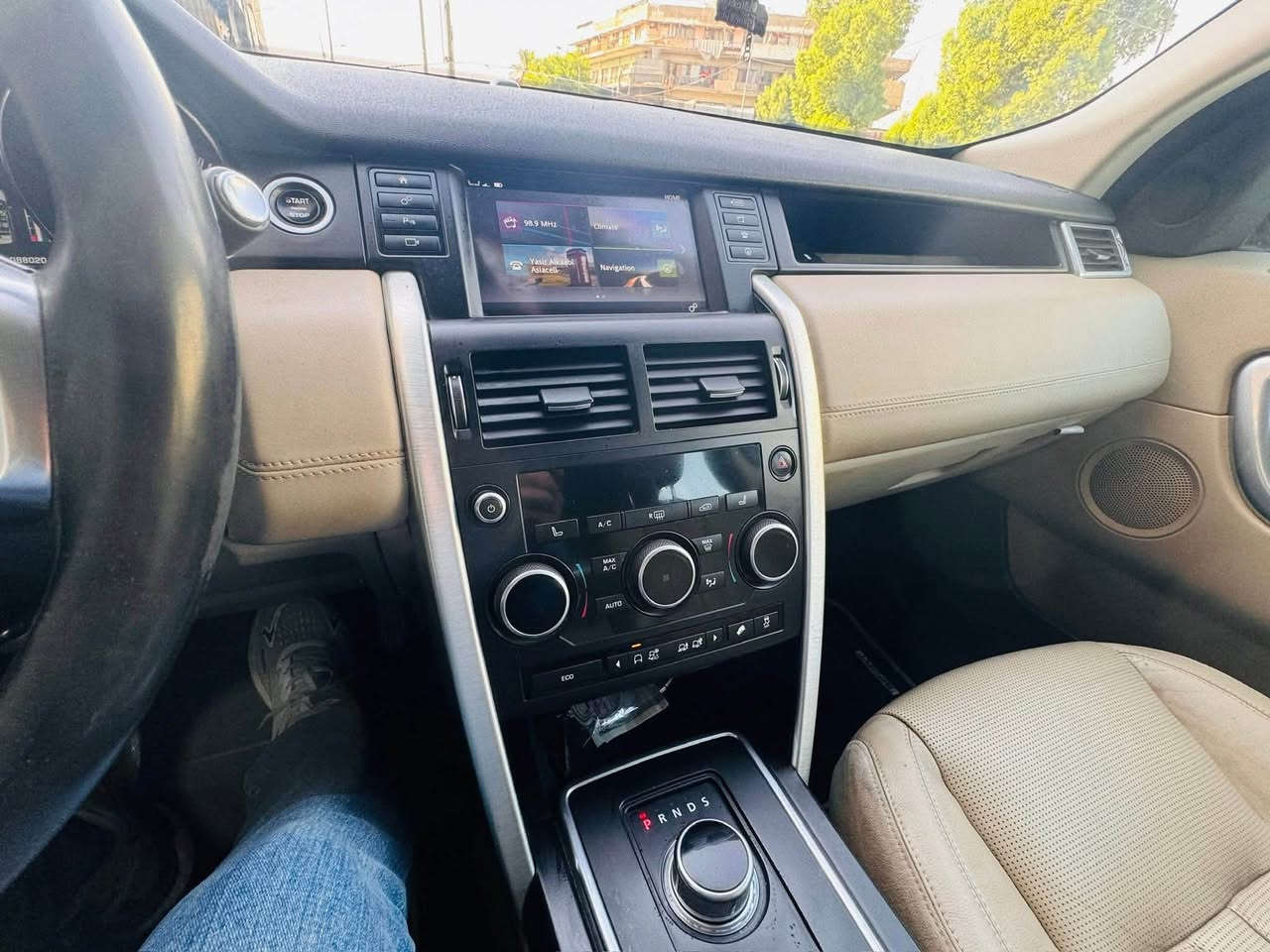 لاند روفر دسكفري سبورت خليجي وكاله سردار  ٢٠١٥  
‎فول مواصفات
‎حساسات امامي خلفي 
كاميرا خلفيه
‎كشافات ضباب امامي خلفي
‎صندوك كهرباء
‎محرك 2000cc Turbo
‎ليد نهاري
‎كشنات جلد
‎كشنات كهرباء كشن السائق  وكشن الصدر
‎حساس مرآة جانبيات
‎ترحيب لد تحت المرآة الجانبيات عند فتح السيارة
‎طي المرايات الاماية عند غلق الابواب والنزول من السيارة
‎حساس جامة امامية لمياه الامطار تشتغل الماسحات لوحدها
‎قمارة بانوراما كاملة على طولها
‎مري شفط
‎ويل كب حجم ٢٠
‎اشارات بالمري
‎نظام سبورت للتسارع مع شفتات للقيادة خلف الستيرن
‎نظام كروز سرعة للطرق الخارجية مع امكانية القيادة باليد للبانزين والسرعة 
‎تحكم ستيرن كامل 
‎وبعد مواصفات بيها
‎نضام صوت مرديان جدا مميز
  ماشيه ٩٦ الف ونص كيلو قابل للزيادة
السعر ١٦،٥٠٠ الف دولار 
يعني ١٦٥ ورقه 
رقم بغداد الماني مكان السياره بغداد الدوره حي الصحة او الكراده للاتصال ***********
البانوراما بيها فطر بس مماثره عل سياره ولا ينزل وي او مطر
