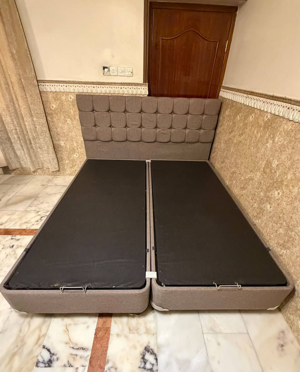 اسرّة نوم للبيع
سرير نفر واحد
الطول: 200 سم
العرض: 100 سم
اللون: اوف وايت (Off-White)
العدد المتوفر: سريران
مزود بمخزن للتخزين
السعر: 100,000 دينار للسرير الواحد

سرير نفرين
الطول: 200 سم
العرض: 200 سم
مزود بمخزن للتخزين
السعر: 180,000 دينار

للطلب والاستفسار، يرجى التواصل على الرقم:
***********

