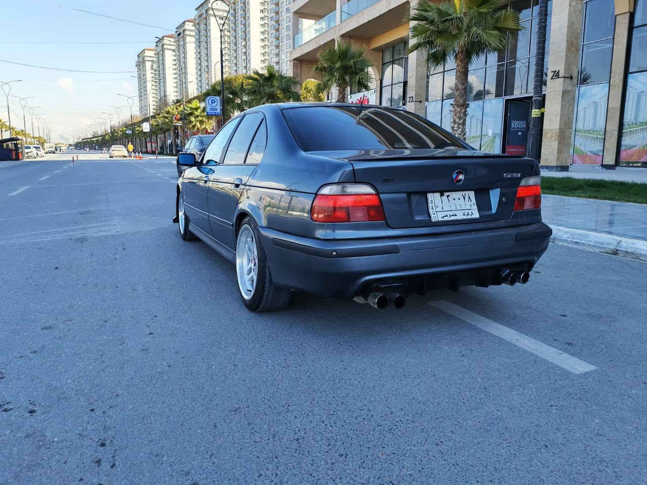 Bmw e39 
مۆدێل ٢٠٠٠ کوشن جڵد سلاید تەحدید سورعە سێ گێڕ ئۆتۆ عادی سپۆرت 
مەکینە ٥٢٥ بەرمەجەی لەسەرە پۆپ باگی لەسەرە چوار تایەی لۆکی لەژێرە زۆر پاك و جوانە ماڵی دۆستە دەعامی پێش و پشت ئێم دیفیوزەر و لەحیەی سپۆرتی بۆ داندراوە شاشە ئایپادی بۆ بەستراوە شتی شاز 
تەبرید سارد و گەرم لەسەر سویچ بەس ماشاالله ئەوێ سەیارەکە 
ڕەقەم کەرکوکە سەنەوی پلاستیکی لەگەڵە
ڕەسمی سۆنەریم داناوە هیچ ناوگرتنێکی نیە گشت گیانی کەپسە 
***********
*********** السليمانية, العراق
