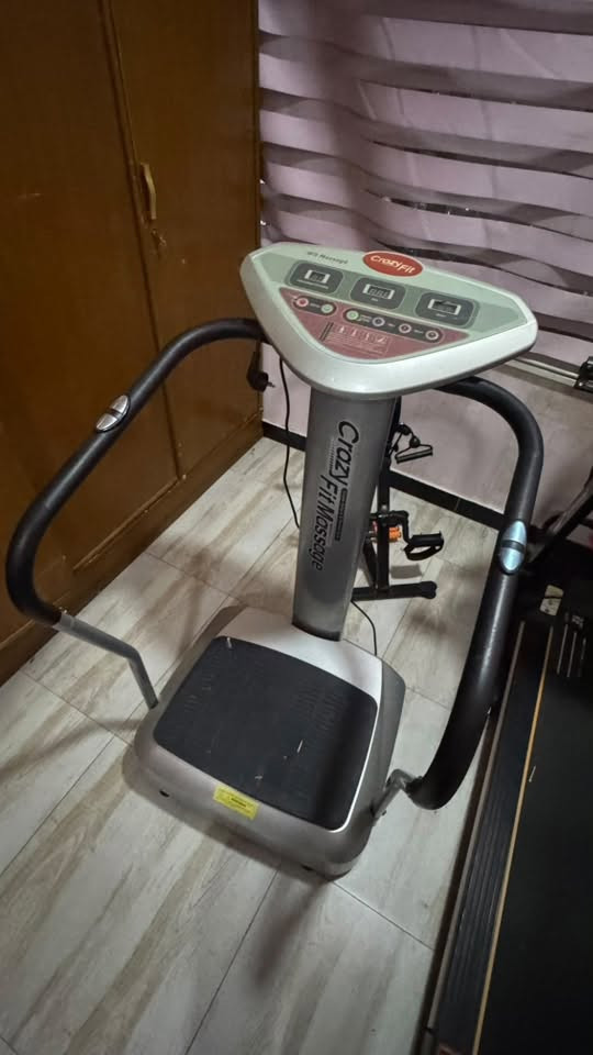هذا الجهاز هو جهاز الهزاز الرياضي (Crazy Fit Massage)، وهو عبارة عن منصة اهتزاز للجسم بالكامل تُستخدم لعدة أغراض رياضية وصحية:
 تنشيط الدورة الدموية: تساعد الاهتزازات القوية على تحفيز تدفق الدم في العضلات والشرايين.
 تقوية وتحفيز العضلات: تُجبر الاهتزازات العضلات على الانقباض والاسترخاء بسرعة لثبات الجسم، مما يساعد في تحسين المرونة والتوازن.
 تخفيف آلام وتشنج العضلات: يُستخدم كجهاز مساج وتسخين للجسم قبل أو بعد التمرين لفك التشنجات.
 المساعدة في حرق السعرات: يُستخدم كعامل مساعد مع الرياضة والنظام الغذائي لتحسين مظهر الجلد والتقليل من السليوليت.

للبيع مكاني بغداد الحريه 
سعر 200 وبي مجال 
***********
