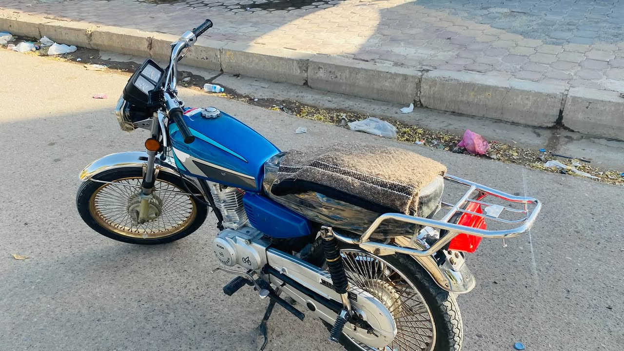 دراجة ايرانية 4 كير للبيع سعر 350 الف قفل دراجة موديل 16 اوراق كوت اصولي الدراجة نقصهة بس تخم اشاير وبكلايت خلفي مكينتهة خير من الله والدراجة مبدلة كلجات مكان الدراجة واسط قضاء العزيزية 
رقم الهاتف ***********
