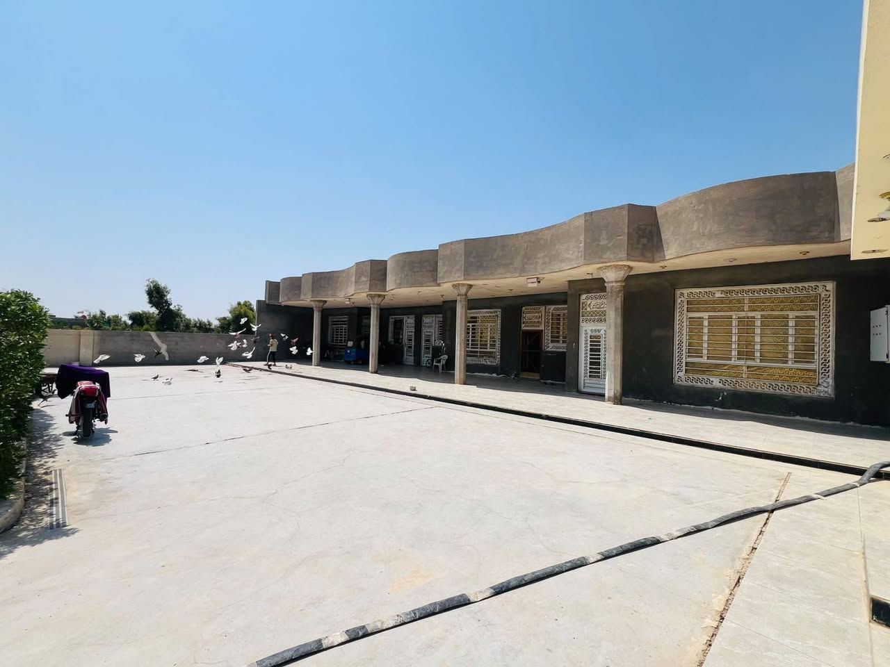 السلام عليكم
دونم مع 3 دور للبيع
مساحة الدور الاجمالي (660)
الدار الاول (260)
الدار الثاني(200)
الدار الثالث(200)
الدار الاول يحتوي على استقبال 10\5
المطبخ حار+بارد5.5في8
الصالة6في10
الغرف عدد 2 المساحه 4في6
البيت الثاني..
استقبال 6في4
الصالة7.5في6
الغرف عدد 2 المساحة 4في6
البيث الثالث...
استقبال 6في4
الصالة7.5في6
الغرف عدد 2 المساحة 4في6

يحتوي البيت على طارمه على ثلاث بيوت(جره وحده) مساحة 27في6

الكراج 67في5

حدية امامية مساحة(1000) متر 

يحتوي على محميات 2في40

الحديقة الخلفية 27ف15

العنوان مسيان العمارة(شارع العلويه الحراكة)
للاستفسار ***********
