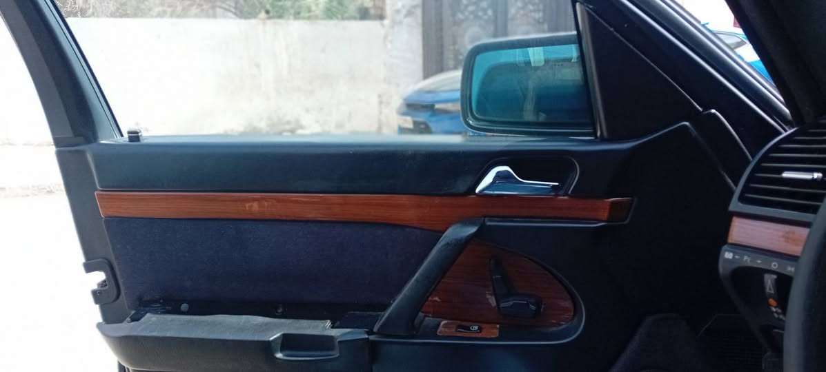 السلام عليكم مرسيدس شبح موديل ١٩٩٤ وارد ياباني محرك تابوت سيارة بلادية لا طخة ولا قطرة خياس تحتاج فقط صبغ اثر جراد للإستفسار موبايل *********** والسعر ٦٥ مع مجال بسيط
