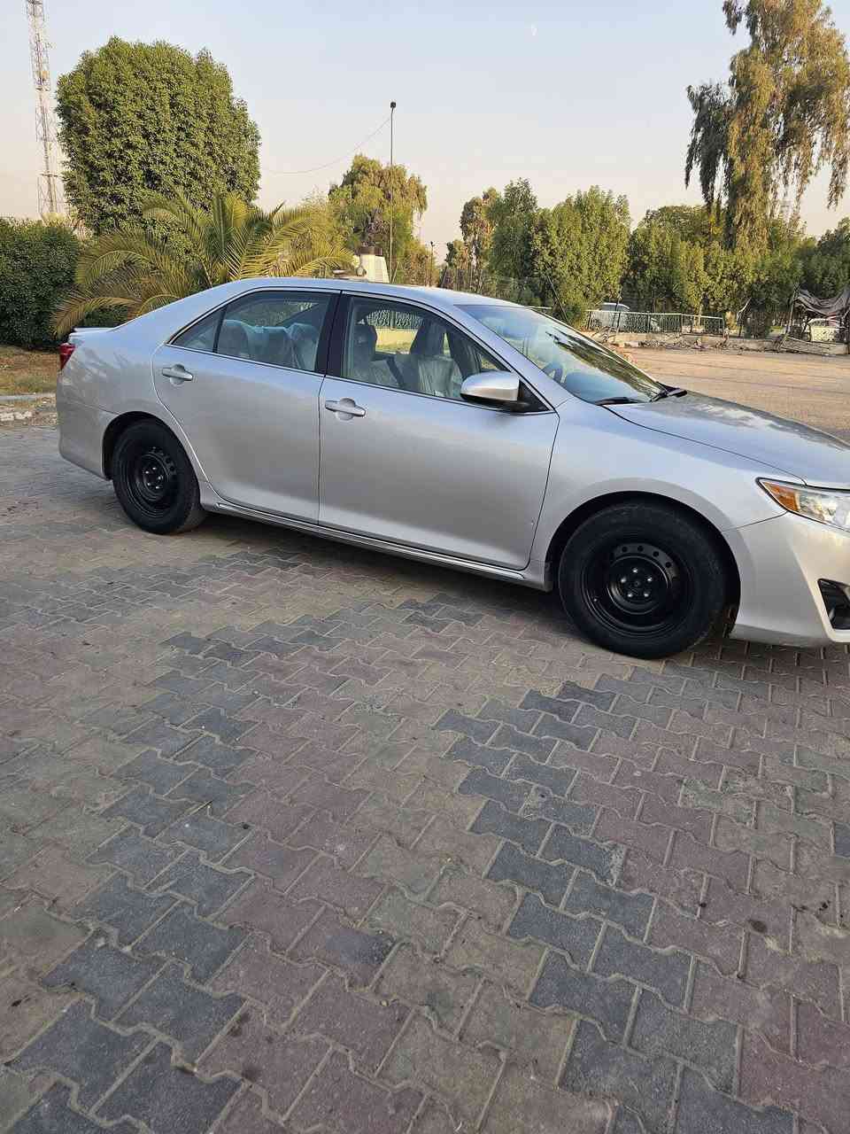 السلام عليكم كامري امريكي حادثة جامغ  الخلفي والباب بدون ايرباك موديل ١٢ بسمي رقم بغدادجديد موصفات عاديه السياره بغداد الكاظميه  رقم تليفون ***********
