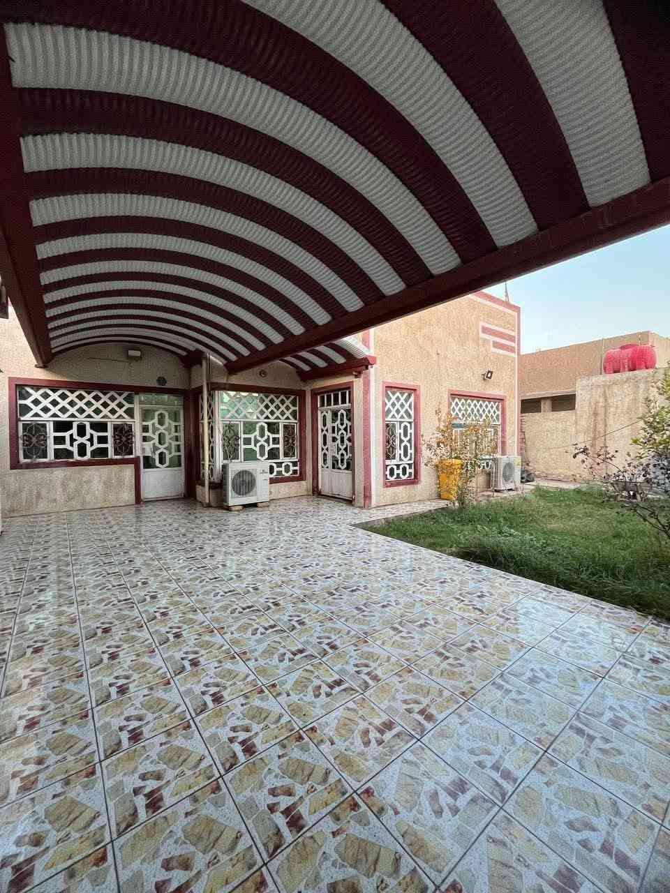 الحي العسكري • ٣٠٠م • طارمة ٣ سيارات