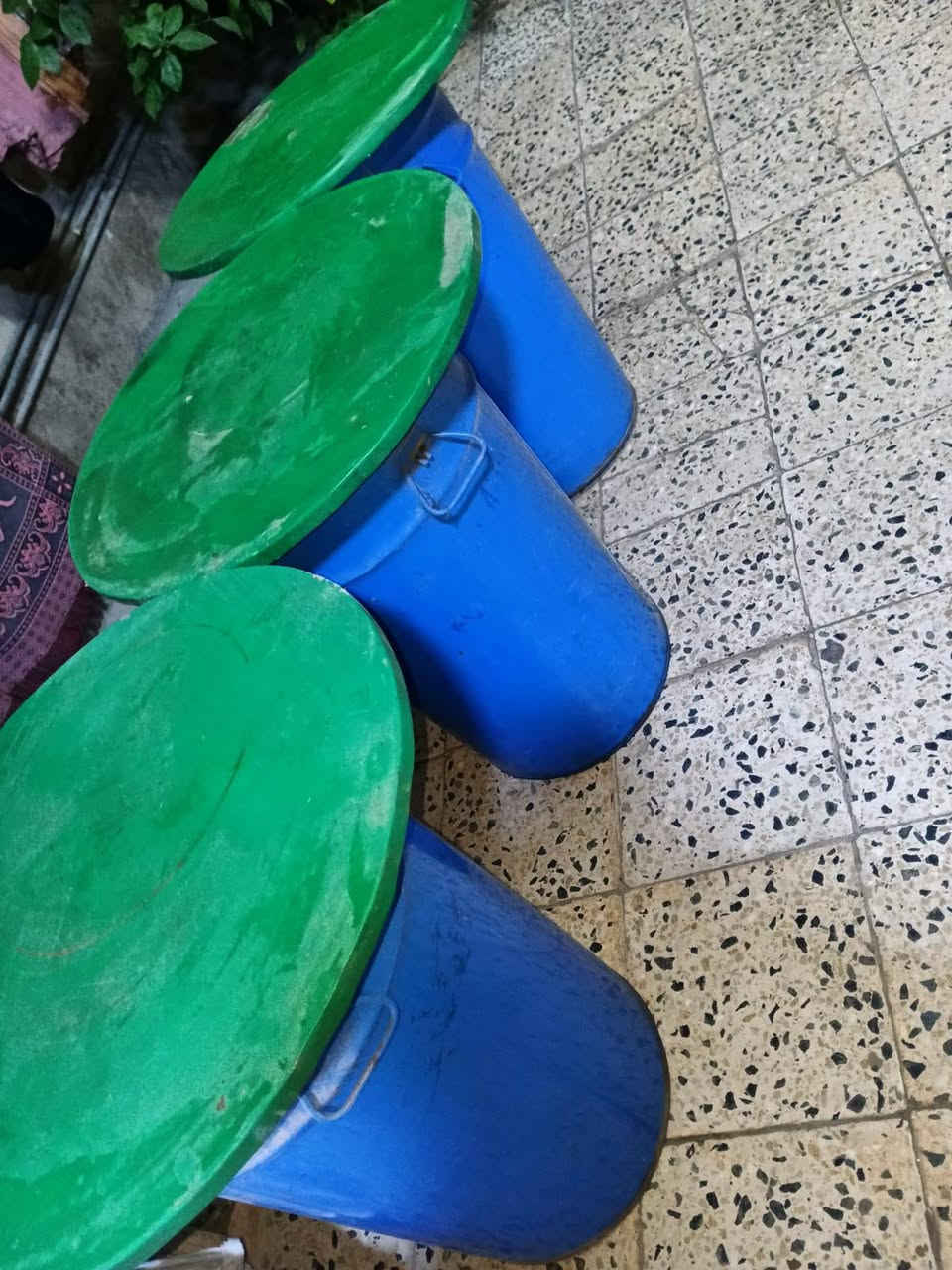 السلام عليكم من رخصه الادمن يوجد كراسي عدد9 وميز عدد 3 للبيع على شكل برميل السعر 150 وبي مجال للاستفسار الاتصال على الرقم ***********
