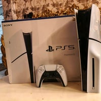 📢 للبيع PlayStation 5 Slim إصدار الأقراص 🎮 ✅ الجهاز بحالة ممتازة جدًا،...